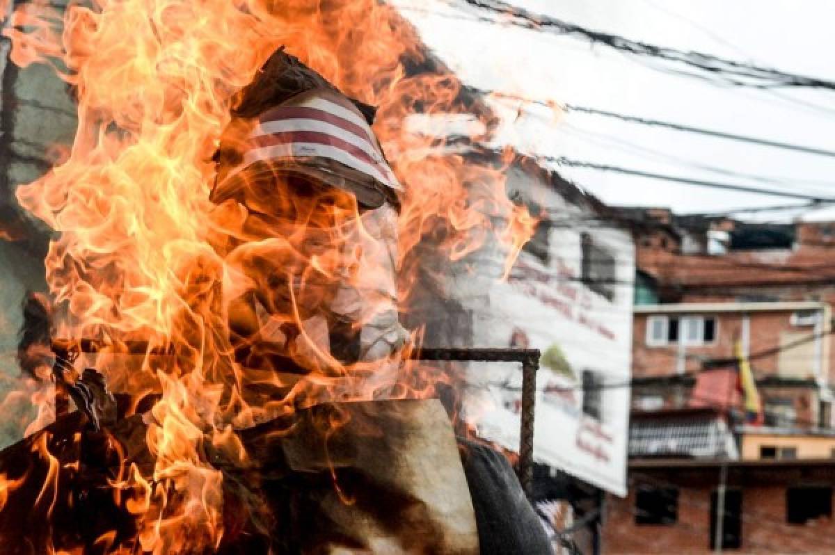 'Quema de Judas': monigotes de Maduro y Capriles arden en Venezuela