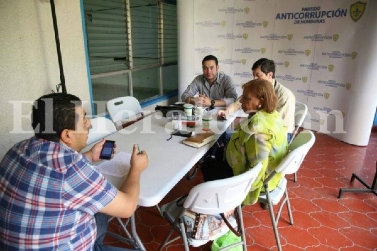 Tribunal Superior Electoral recoge documentación de corrientes en la sede del Partido Anticorrupción