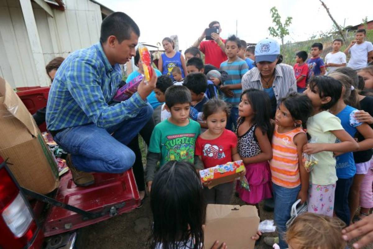 Niños de Santa Clara ofrecen plegarias de agradecimiento al recibir juguetes