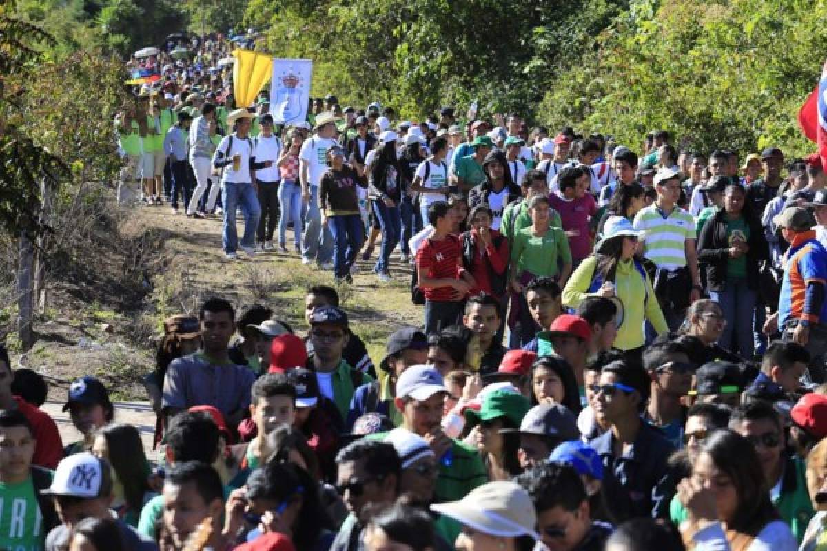 Honduras: Jóvenes caminan por la 'Morenita'