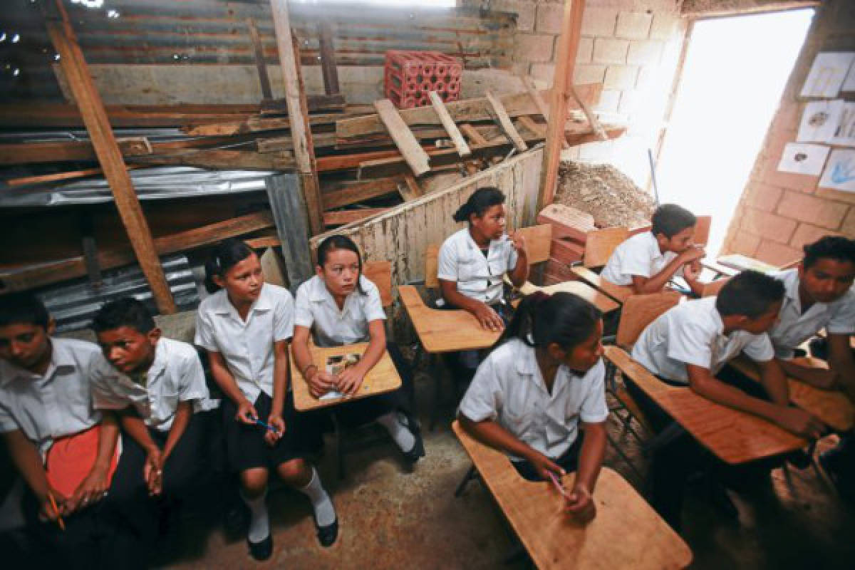 Llevan ayuda a escuela de Tegucigalpa con graves carencias