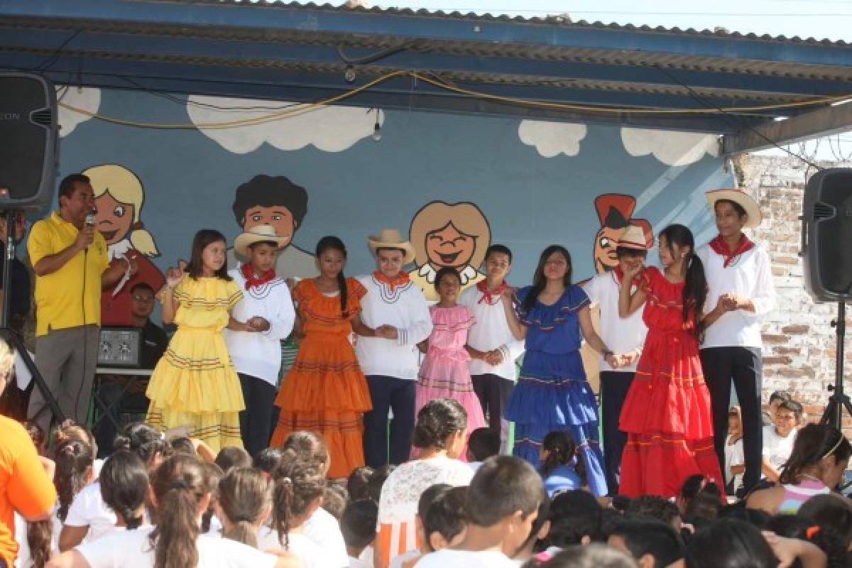 Emocionante regreso de escuelas Amigables