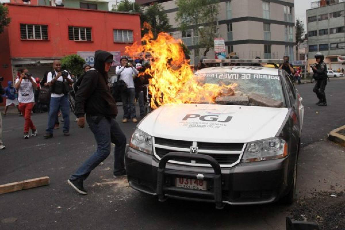 Manifestantes chocan con antimotines en protestas por desaparecidos