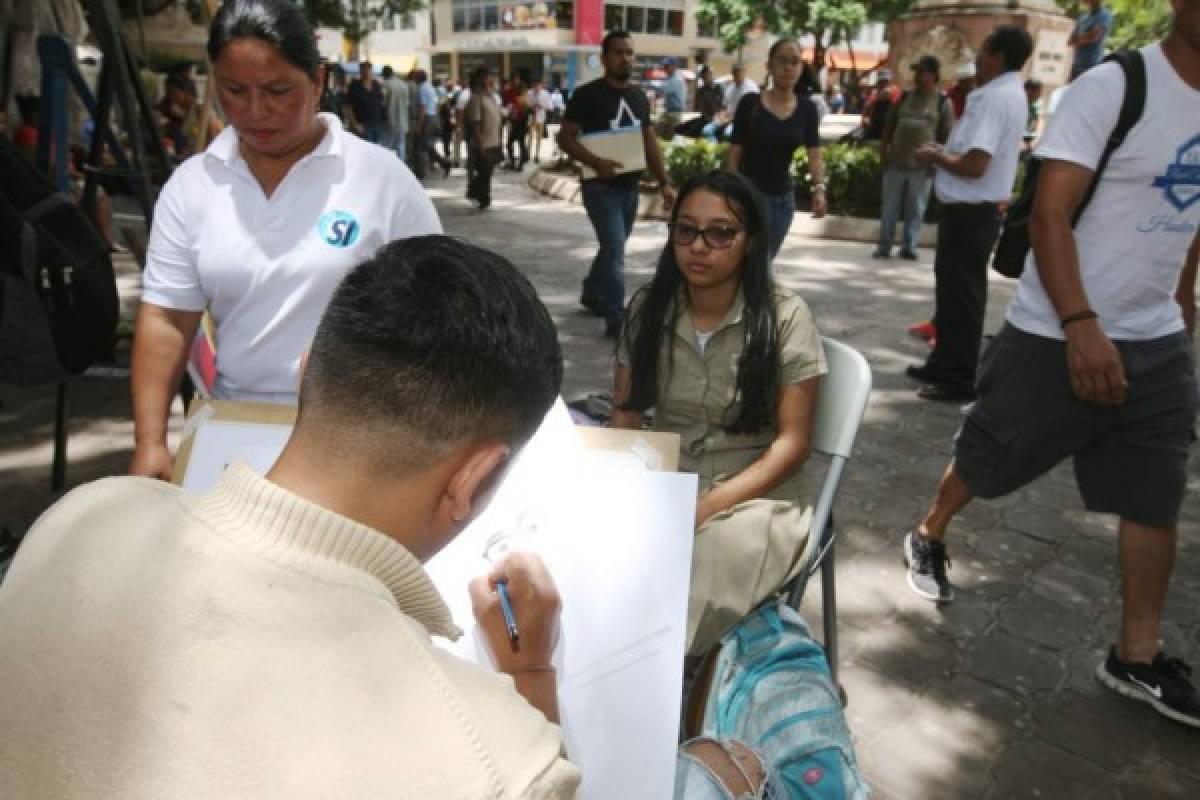 Alumnos de Bellas Artes realizan muestra de arte en la Plaza Central