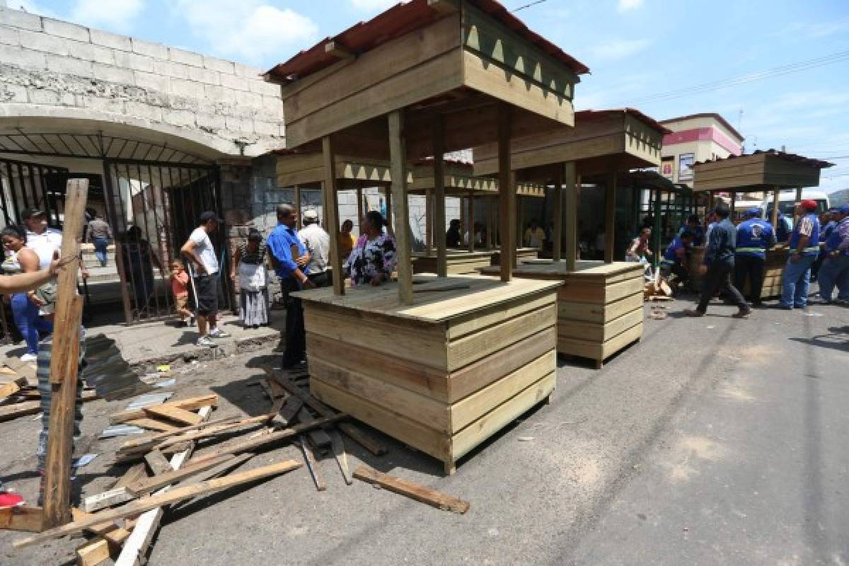 Con puestos de madera buscan recuperar espacios de Comayagüela