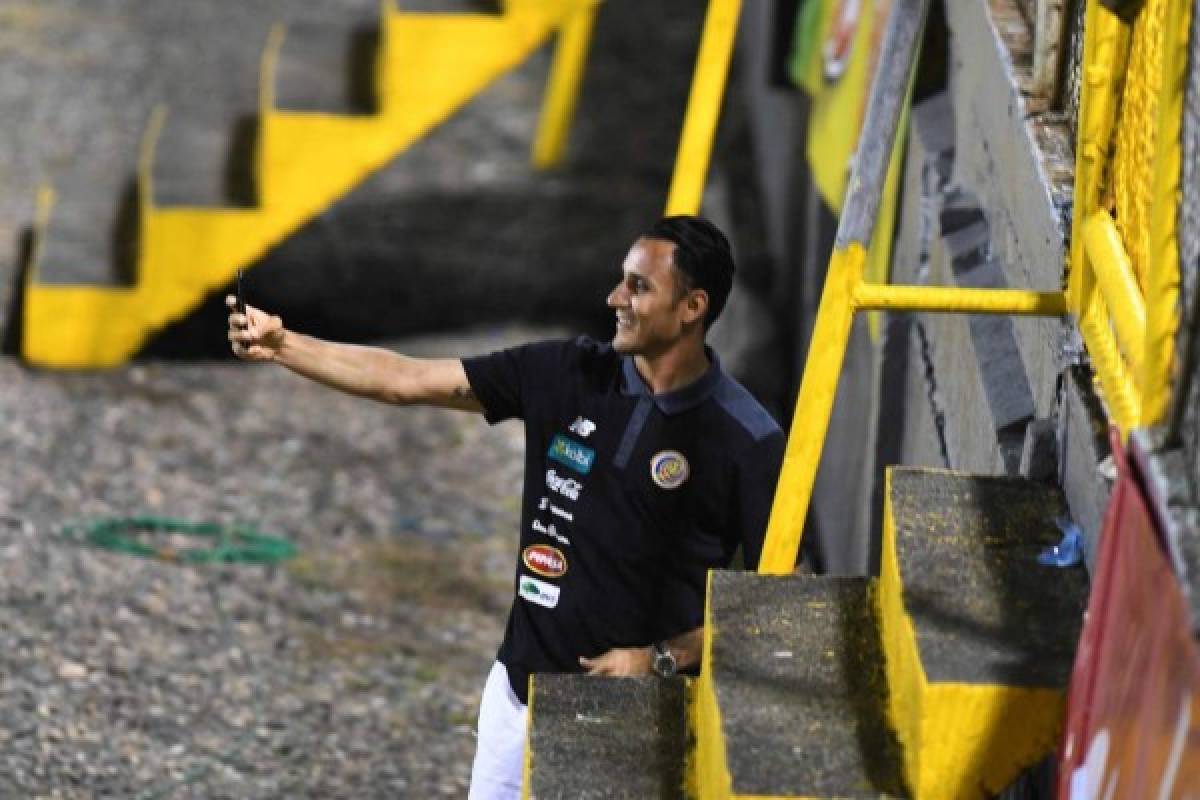 Niña conquista al portero de Costa Rica Keylor Navas, previo al juego ante la Selección de Honduras