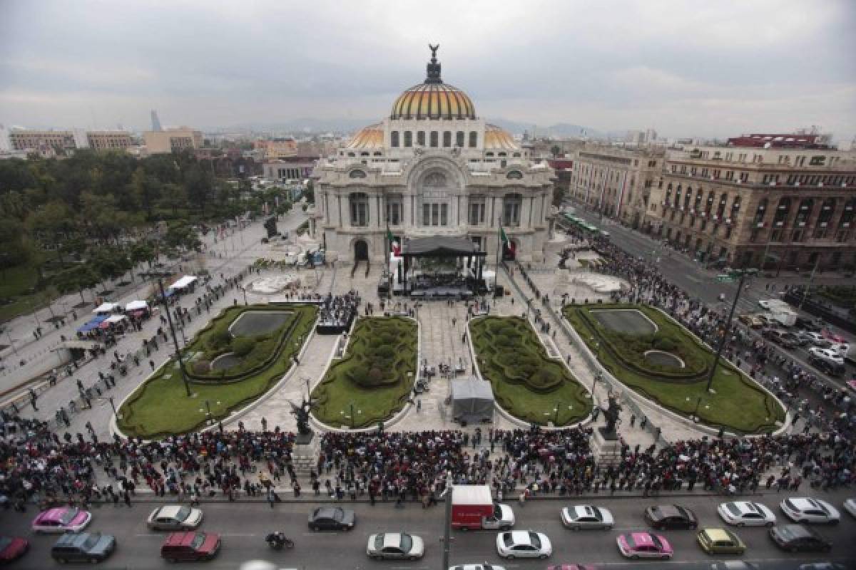 EN VIVO: Miles acuden a Bellas Artes para decir adiós a Juan Gabriel