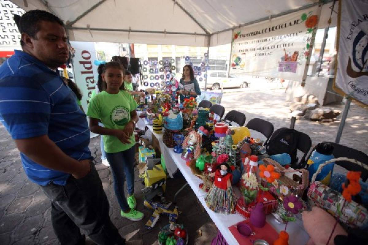Megaexpoferia del reciclaje cautiva a decenas de clientes en la capital de Honduras