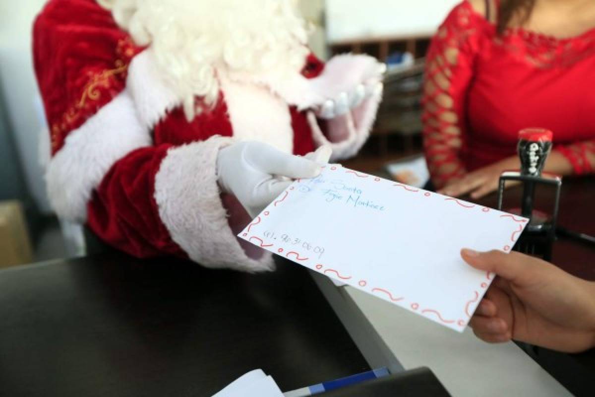 Santa recibe primeras cartas de sus nietecitos