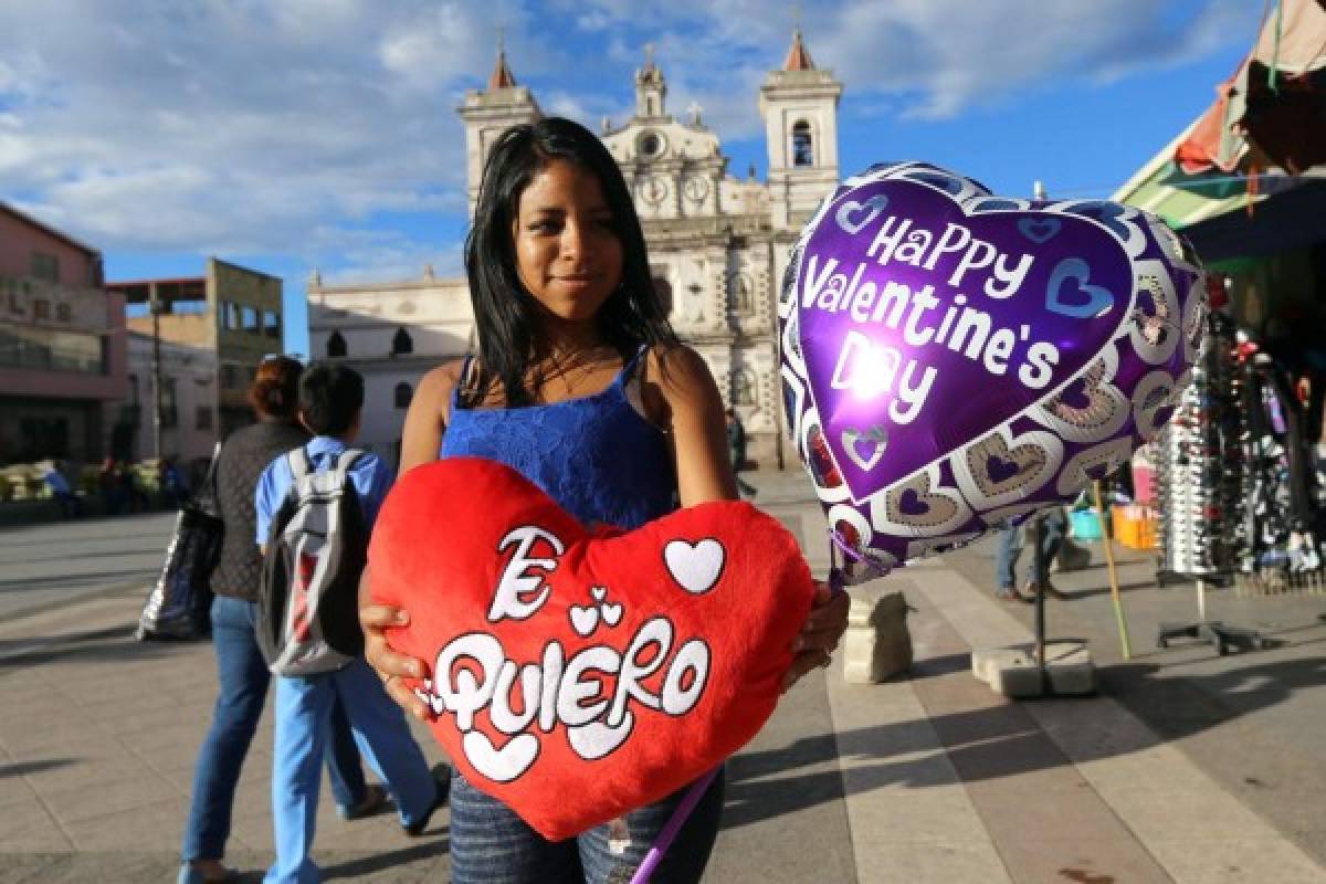 Capitalinos se rinden ante la llegada del Día del Amor y la Amistad