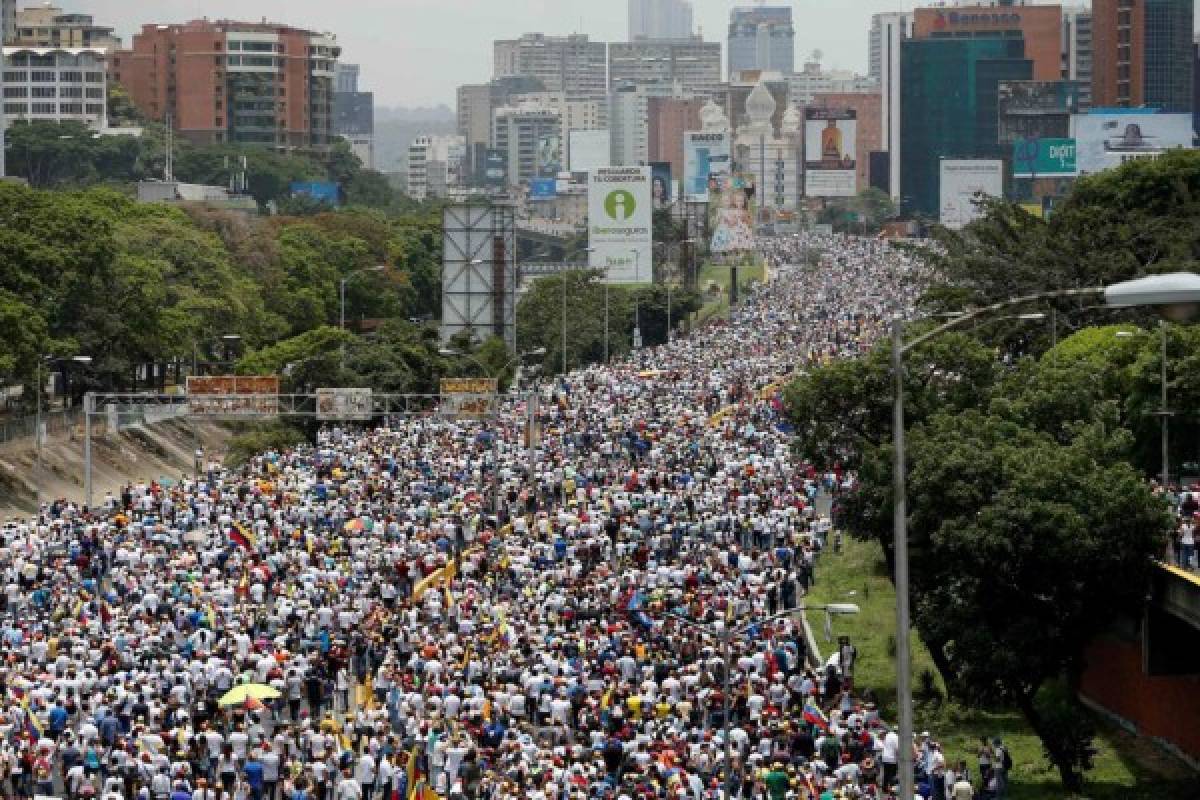 Nicolás Maduro pide a los opositores que realicen su plebiscito 'en paz'