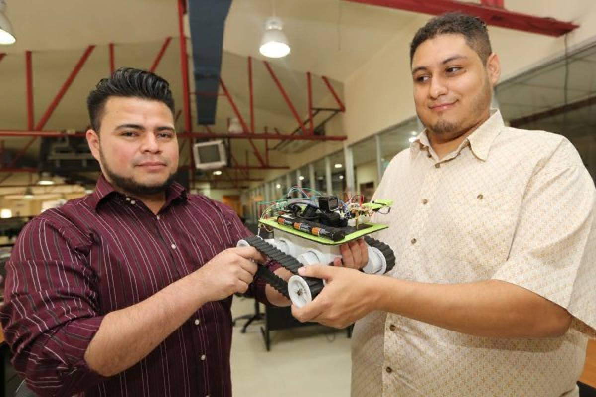 Universitarios inventan robot controlado por la voz