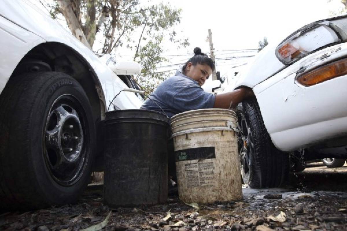 Honduras: La mujer que lava carros para llevar comida al hogar