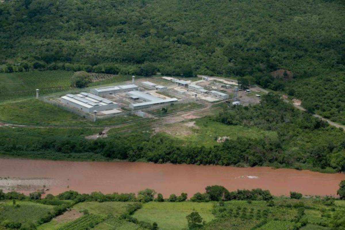 El nuevo centro ha sido construido con todos los parámetros internacionales para cárceles de máxima seguridad. Se ubica en Santa Bárbara, a la margen del río Ulúa, en el noroccidente de Honduras.