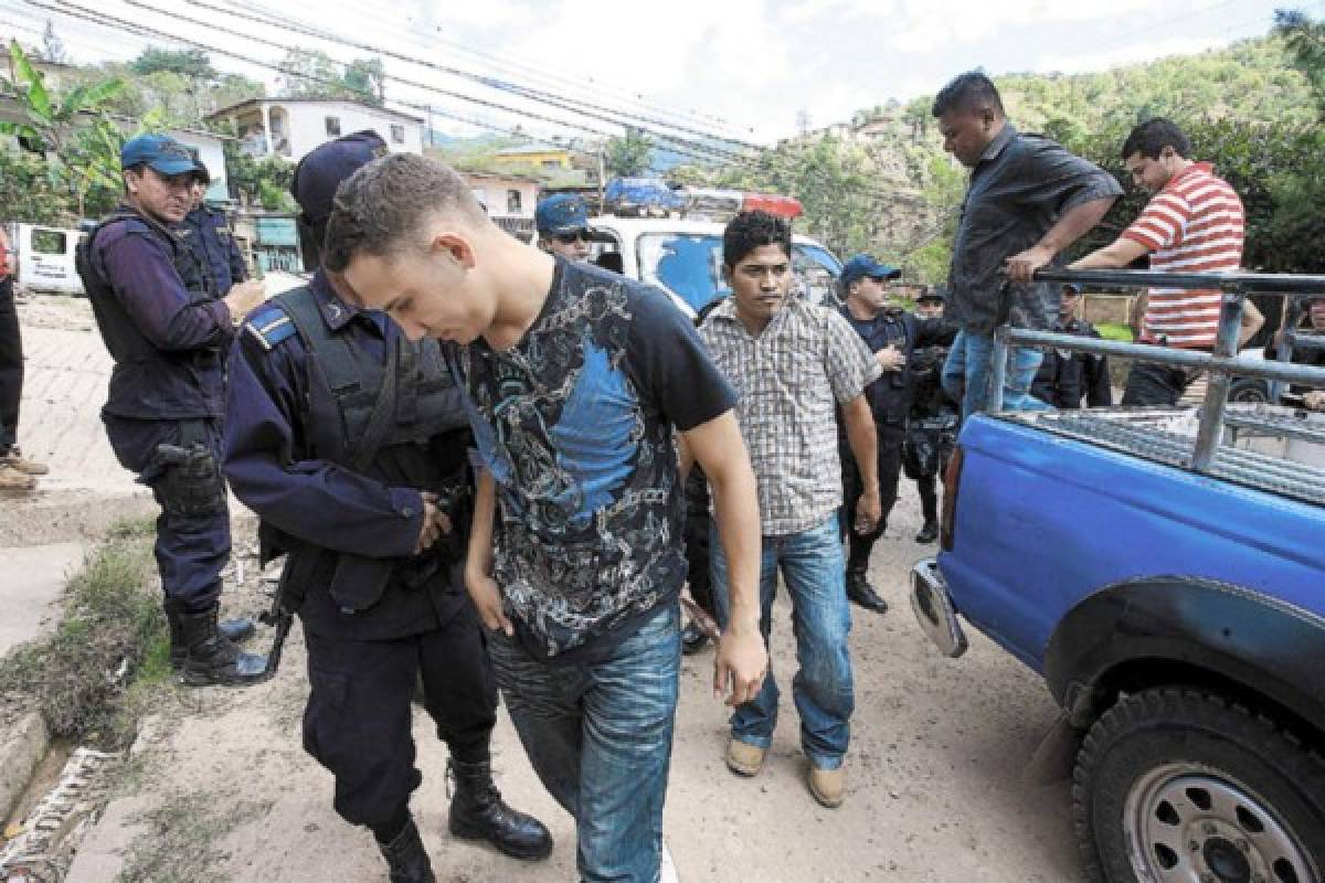 Foto del exagente Cobras arrestado en el 2009, estando activo en la institución, después de asaltar una agencia bancaria en Valle de Ángeles junto a otros tres compinches.