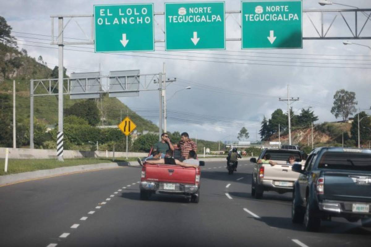 En caravana regresan viajeros al cierre de la Semana Morazánica en Honduras
