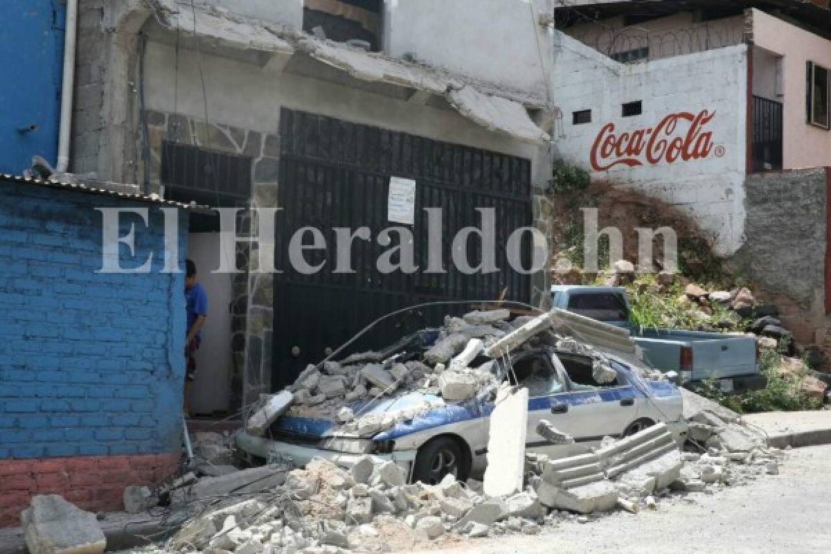 Techo de concreto se desprende de vivienda y destruye carro en barrio El Chile