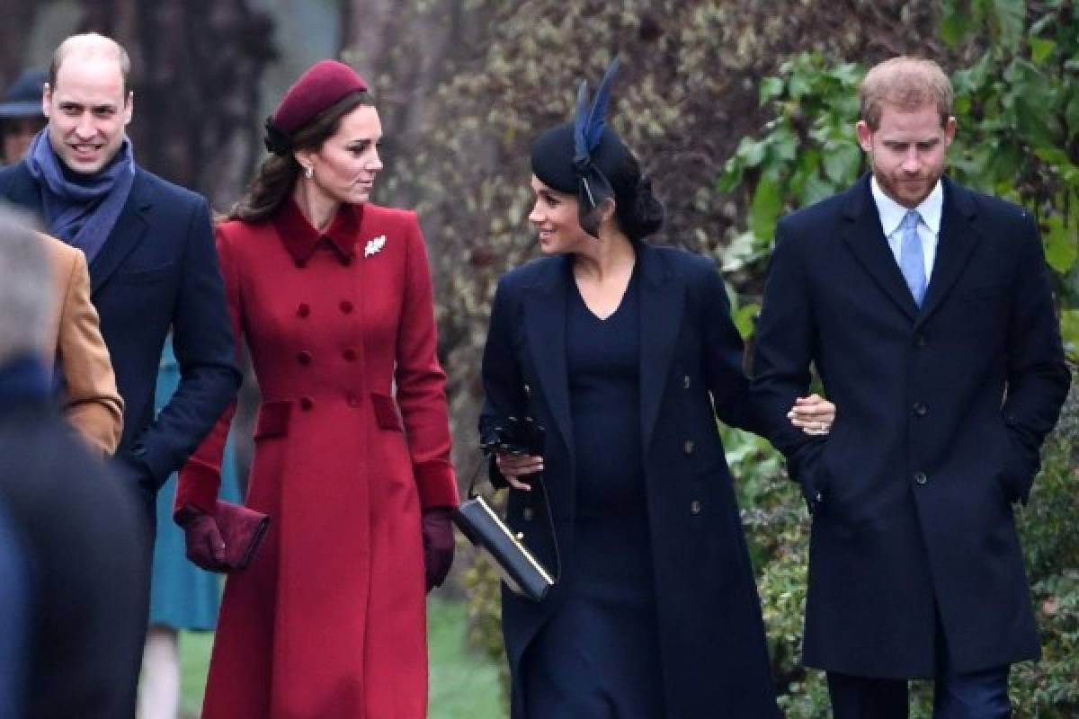 (L-R) Britain's Prince William, Duke of Cambridge, Britain's Catherine, Duchess of Cambridge, Meghan, Duchess of Sussex and Britain's Prince Harry, Duke of Sussex arrive for the Royal Family's traditional Christmas Day service at St Mary Magdalene Church in Sandringham, Norfolk, eastern England, on December 25, 2018. (Photo by Paul ELLIS / AFP)
