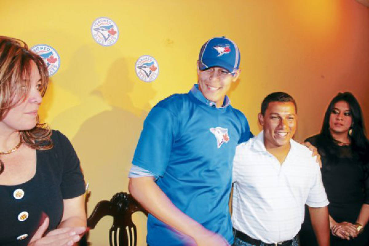 Beisbolista hondureño firma con los Azulejos de Toronto