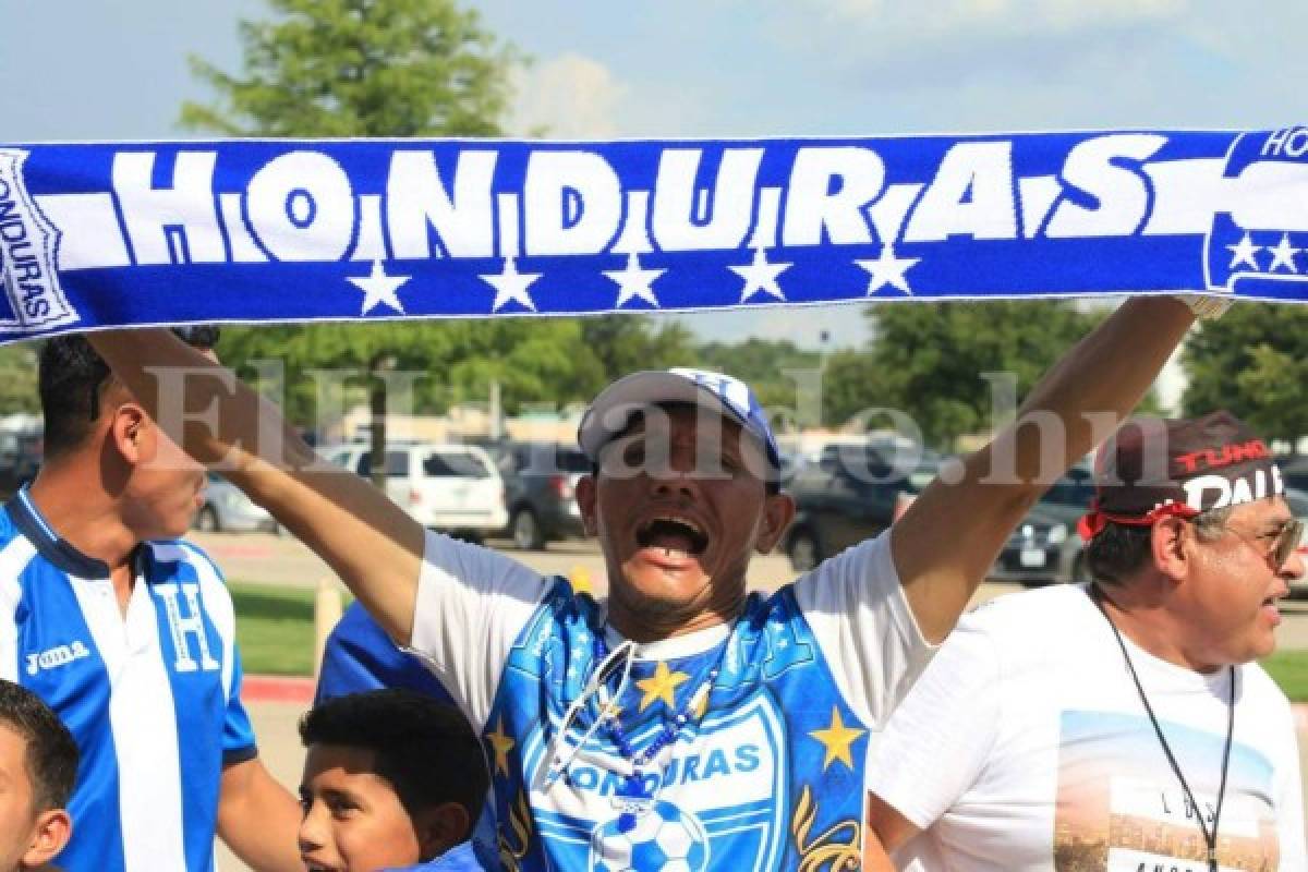 'Esto es amor, la H se lleva en el corazón. con todo y vamos a ganar', comentó Javier, un catracho de Choluteca que con su bandera en hombros alista la garganta para gritar por la Bicolor en este día. Foto: Ronal Aceituno / Grupo OPSA.