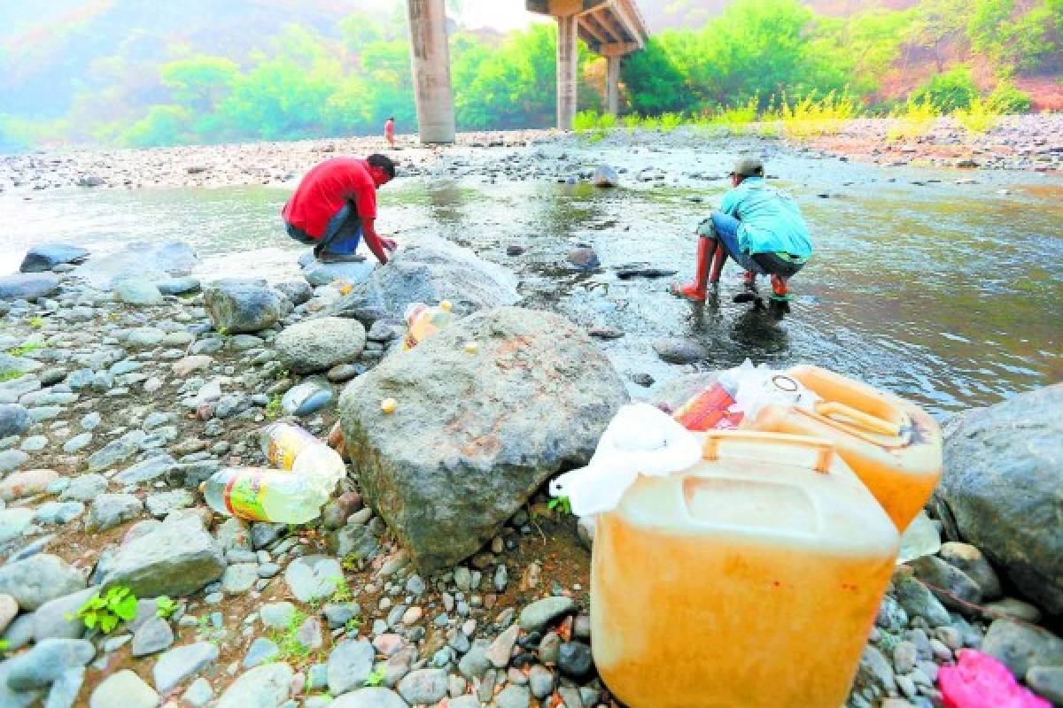 Honduras: Con desesperación, pobladores luchan contra sequía