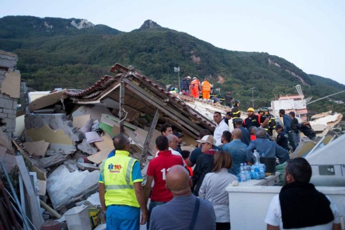 Rescatan a los tres niños sepultados por escombros tras sismo en Ischia