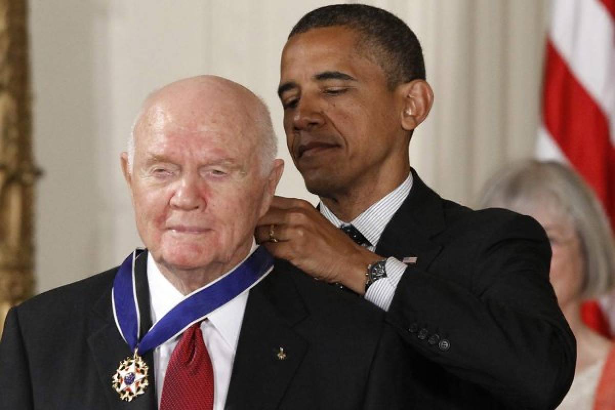 En 2012 Obama le dio la medalla de la libertad a Glenn. Foto AP