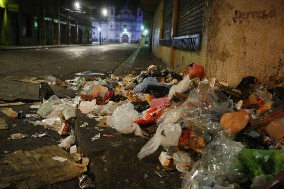 Centro histórico inundado de desperdicios