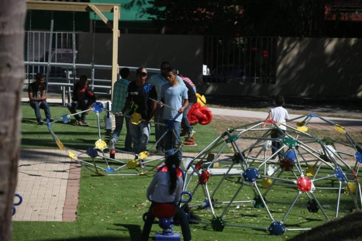 Vecinos disfrutan en recorrido oficial