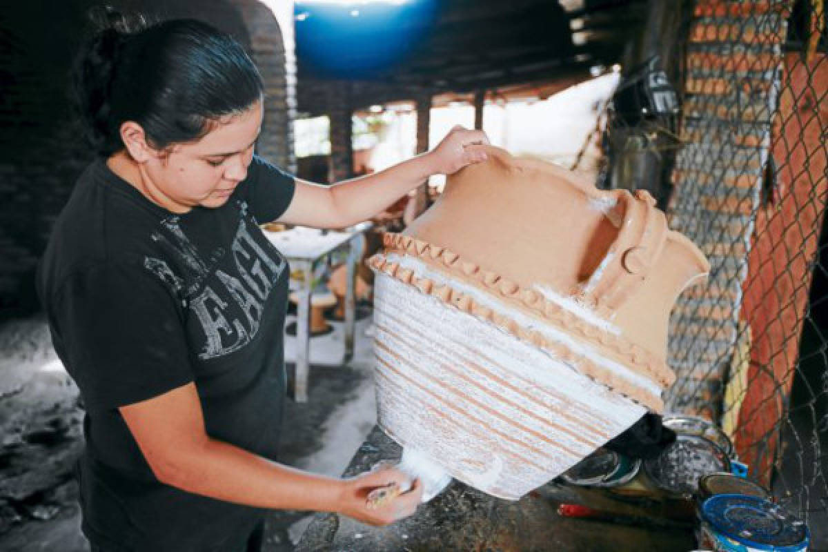 Cuero, hierro y barro transformados en artesanías