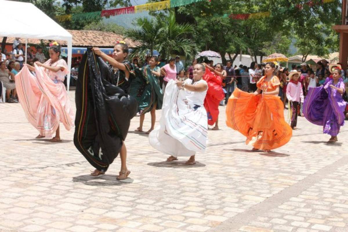 Autoridades de la Villa de San Francisco condecoran al fotógrafo Efraín Salgado