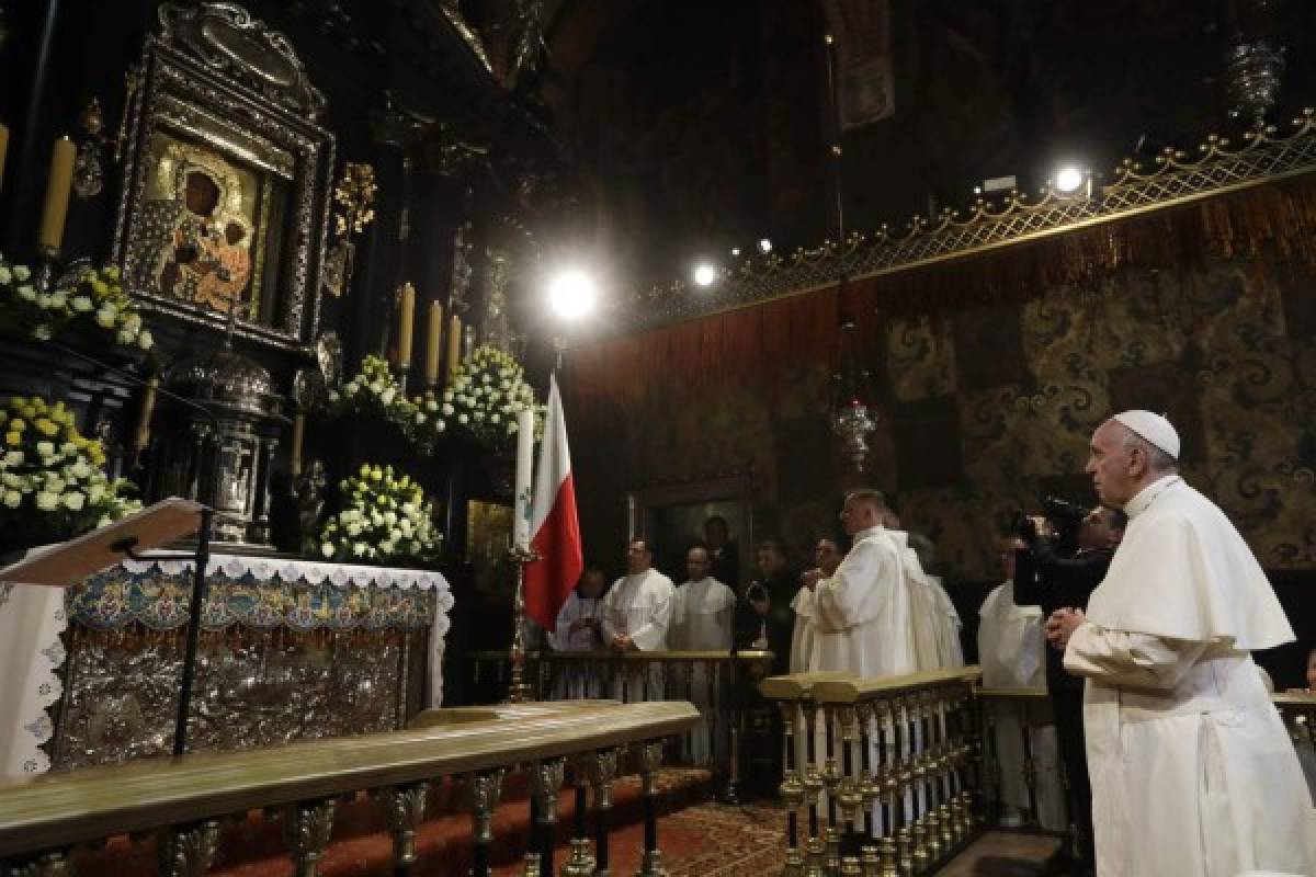 El papa sufre una caída durante una misa en un santuario de Polonia