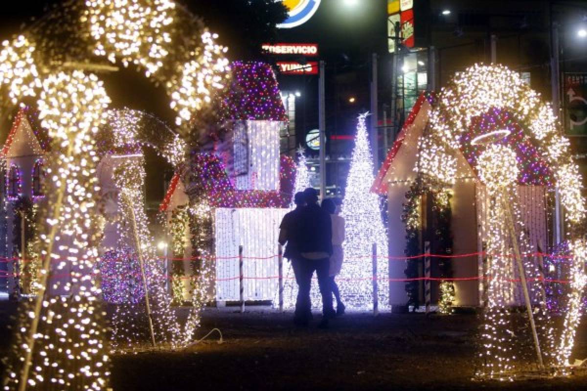 Cinco villas navideñas y nueve parques llenan de luz la capital de Honduras