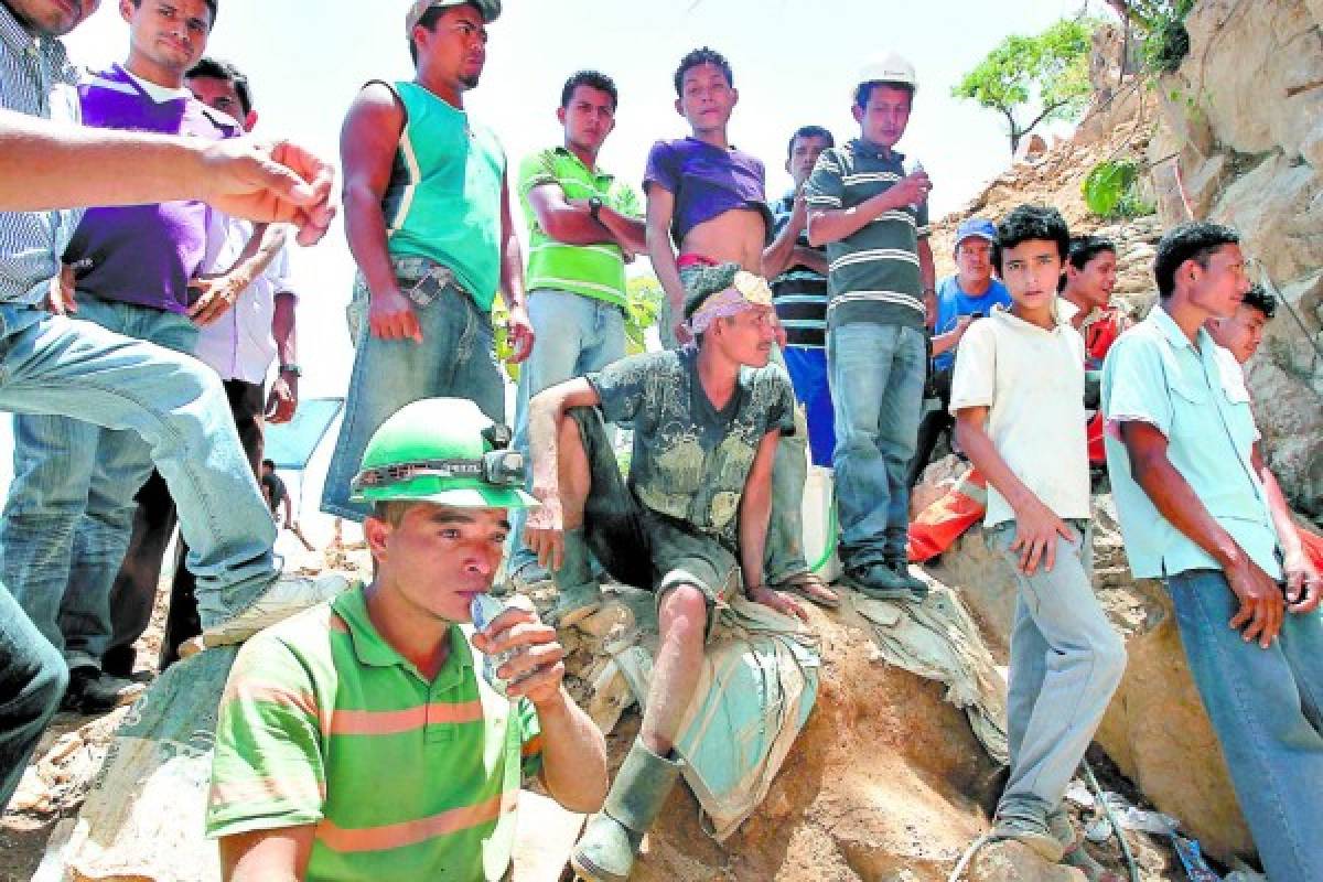 Honduras: Mineros desafían a la muerte para encontrar a compañeros