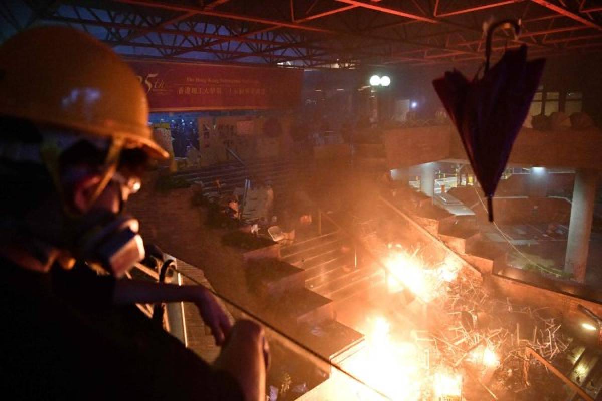 Incendio a la entrada de la Universidad donde se atrincheran manifestantes en Hong Kong