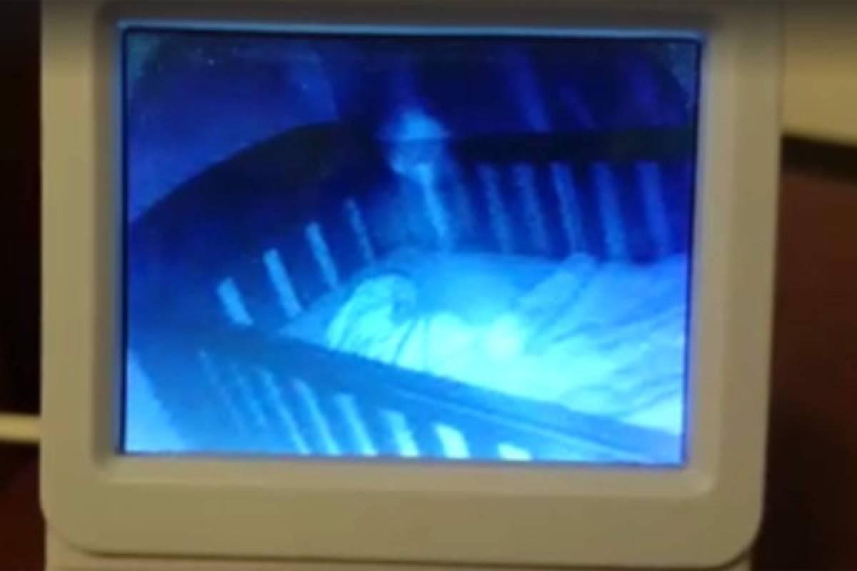 Vídeo capta dos fantasmas mirando a un bebé dormir