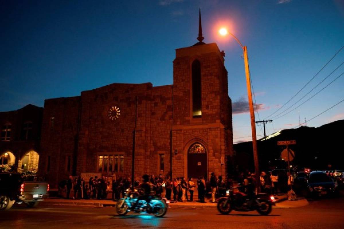 Cientos asisten a funeral de víctima de El Paso para acompañar a viudo solitario