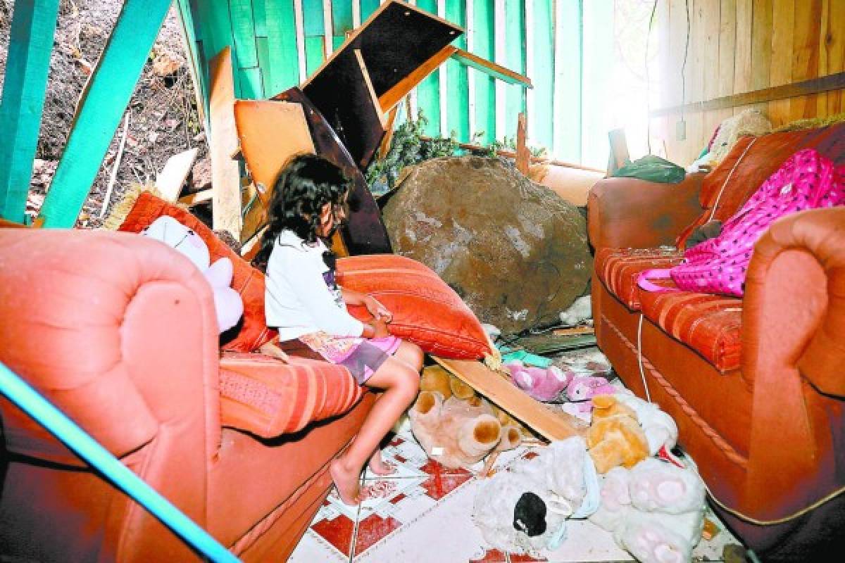 Más de 40 familias afectadas por derrumbe de rocas e inundaciones en la capital de Honduras
