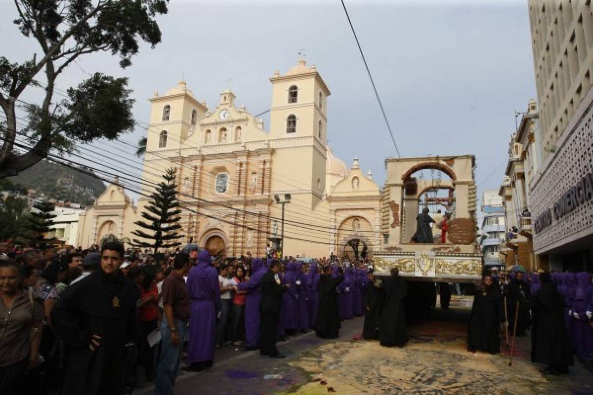 El Santo Vía Crucis es uno de los actos que mueven a miles de fieles el Viernes Santo.