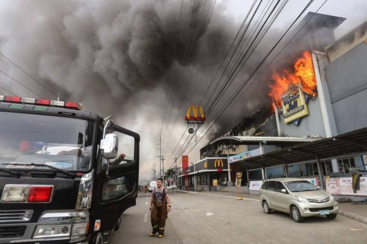 Filipinas teme al menos 37 muertos en el incendio del centro comercial 