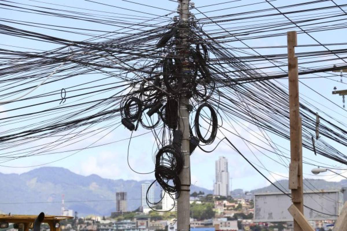 Inminente peligro en la capital ante invasión de rollos y telarañas de cables