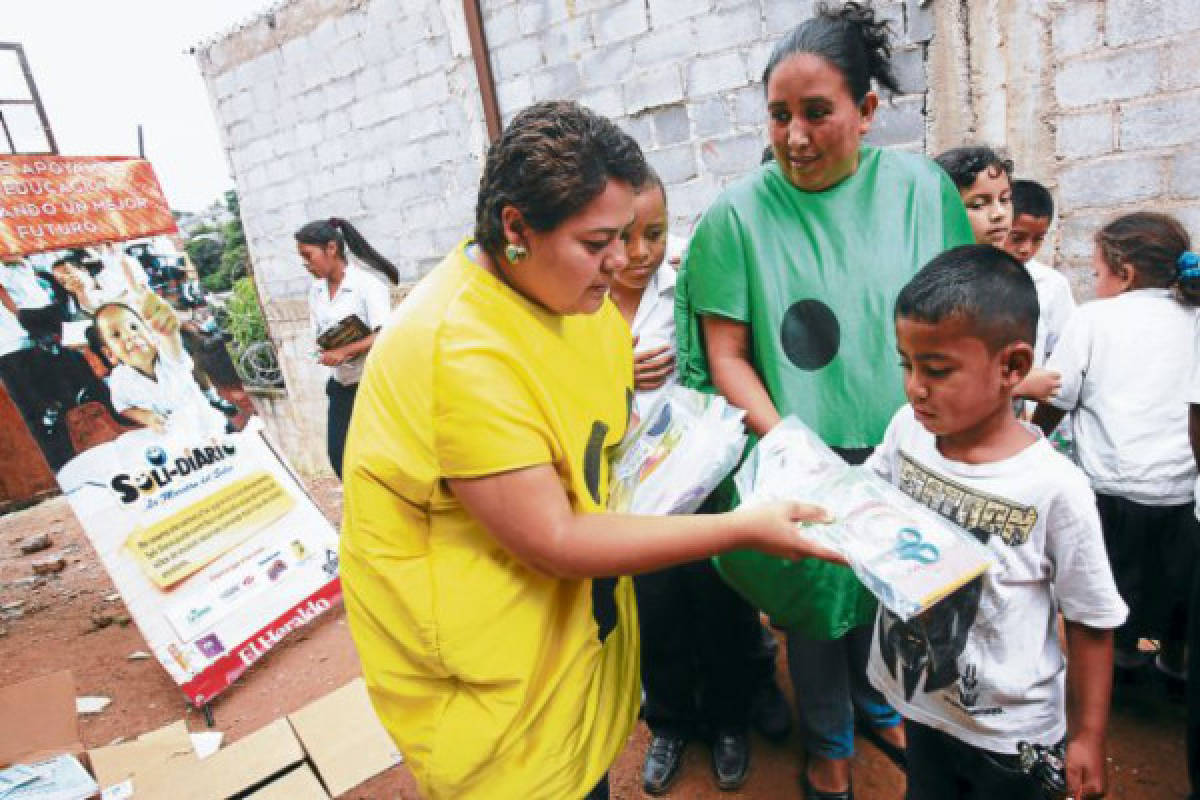 Llevan ayuda a escuela de Tegucigalpa con graves carencias