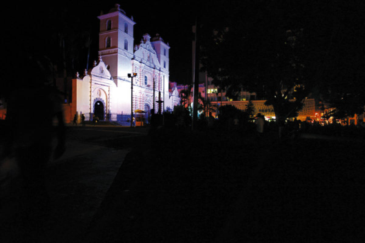 Parque Central de Tegucigalpa, sumido en una noche de tinieblas