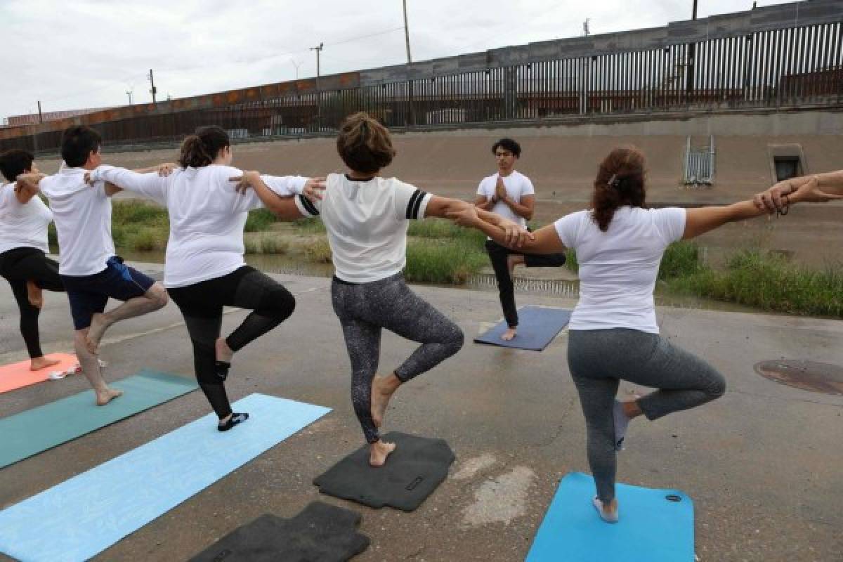 Práctica de yoga en frontera Estados Unidos-México busca infundir paz