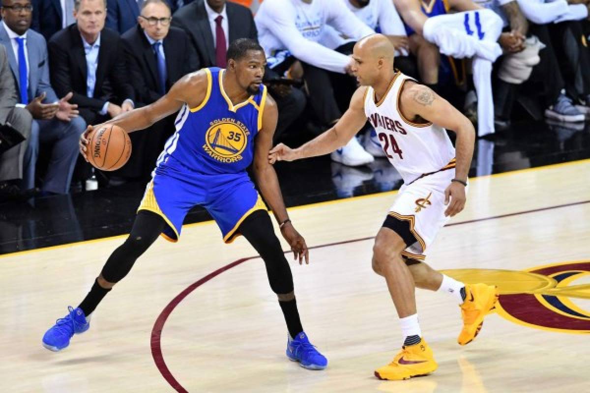 Kevin Durant se viste de héroe y Warriors quedan a un paso de ganar título NBA