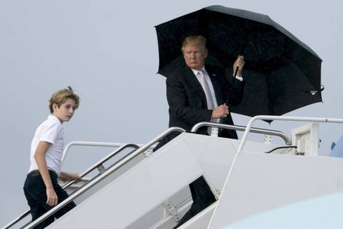 Trump se cubre de la lluvia mientras Melania y su hijo Barron se mojan (FOTOS)