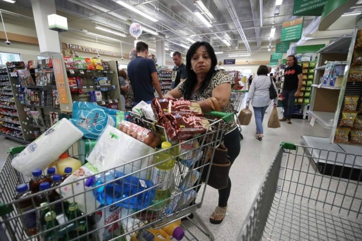 En los supermercados se podía ver a las personas con carretas cargadas de comida. Foto: AFP