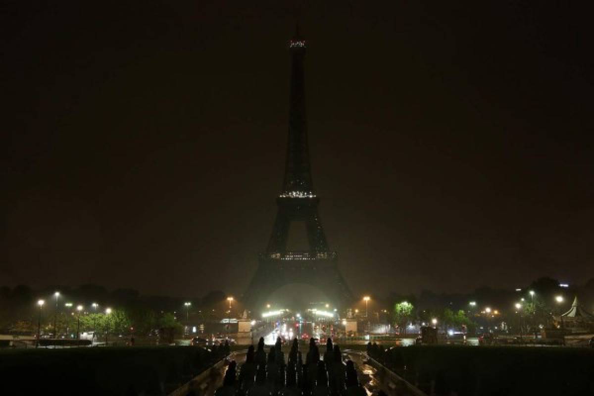 El mundo se solidarizó con Las Vegas, la torre Eiffel en París apagó sus luces para homenajear a las víctimas. (Foto: AFP/ El Heraldo Honduras, Noticias de Honduras