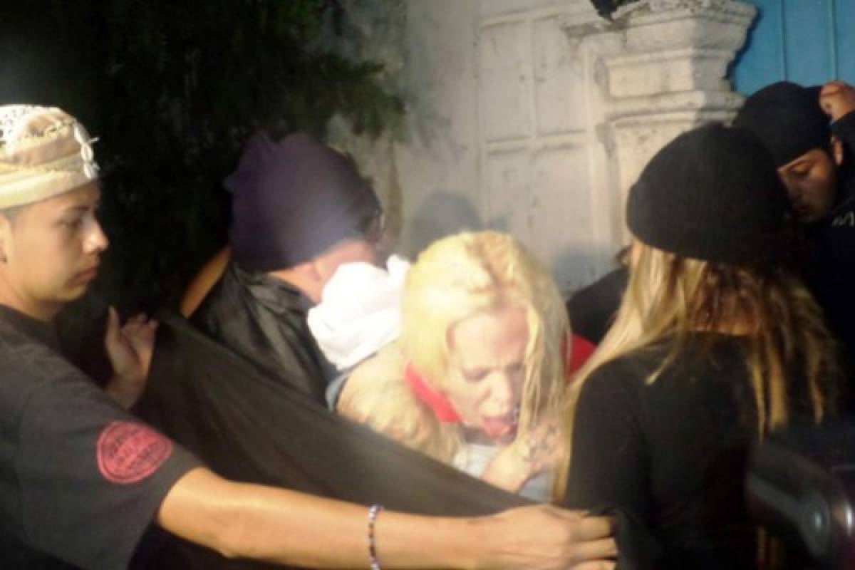 VIDEO: Sabrina Sabrok exorcizada en un cementerio