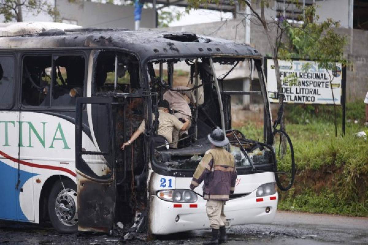 El primer hecho violento se registró a eso de las 6:30 de la mañana en La Ceiba contra un bus de la empresa de transportes Cristina, la cual se ha convertido en blanco de criminales este año.